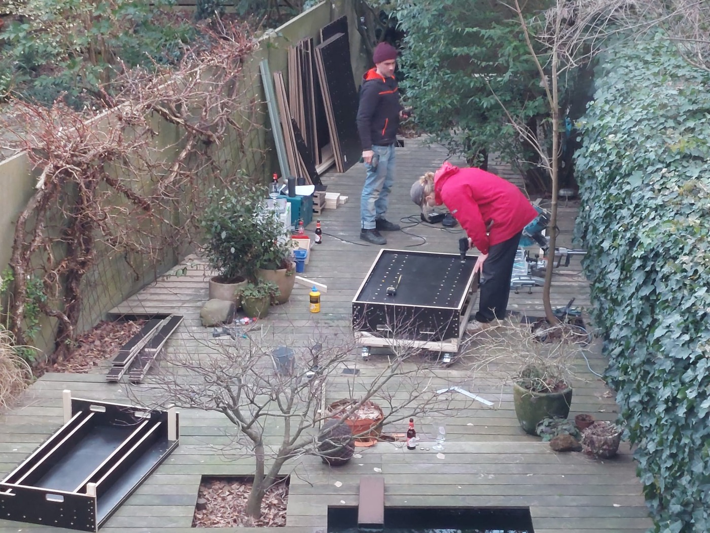 Martin en Seppe bouwen de hot pipe op een terras, maart 2023